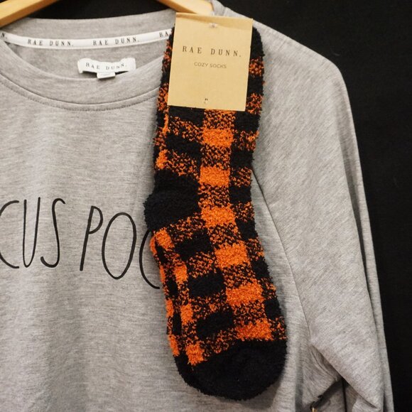 Rae Dunn Heather Gray Sweatshirt “Hocus Pocus” With Fuzzy Socks Women’s XL - Picture 3 of 9